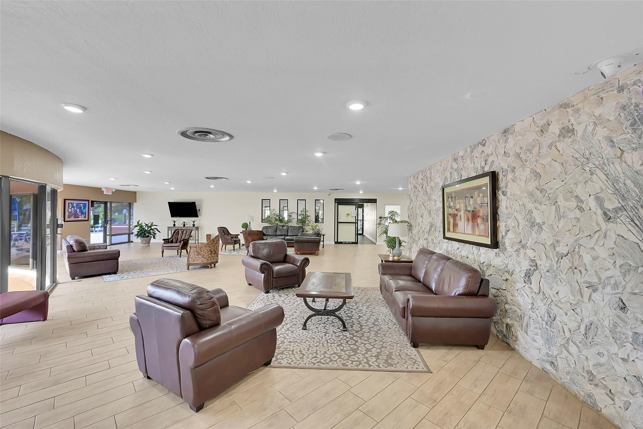 9281 Lakes Blvd 106