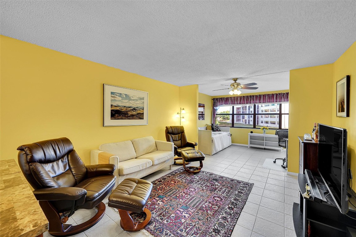 10123 Lakes Blvd 206