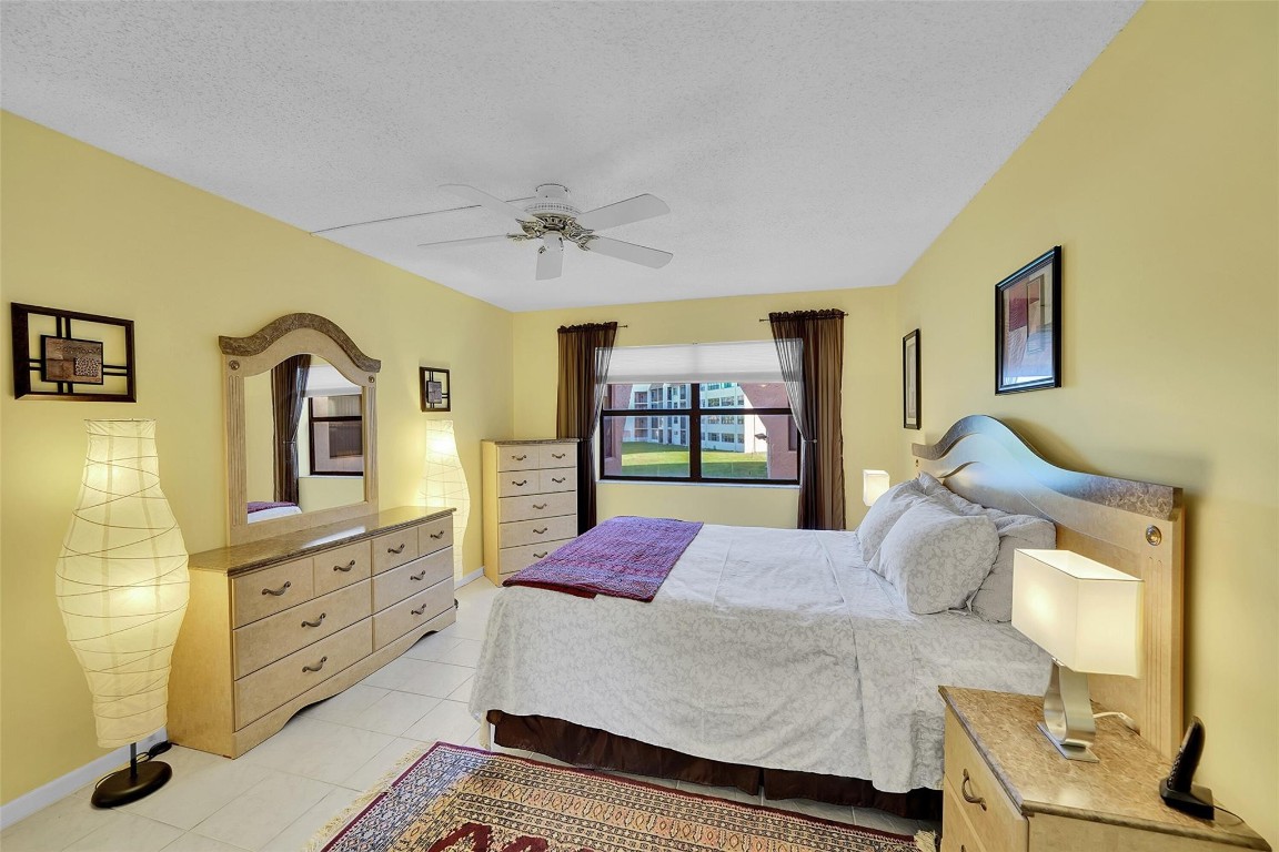 10123 Lakes Blvd 206