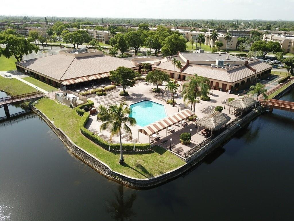 8880 Lakes Blvd 208