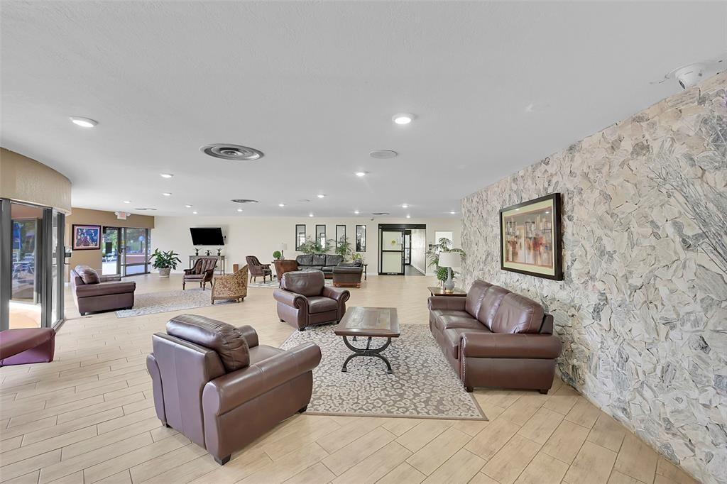 8880 Lakes Blvd 208