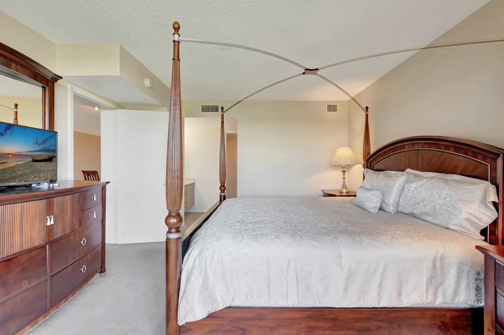 6145 Balboa Cir 305