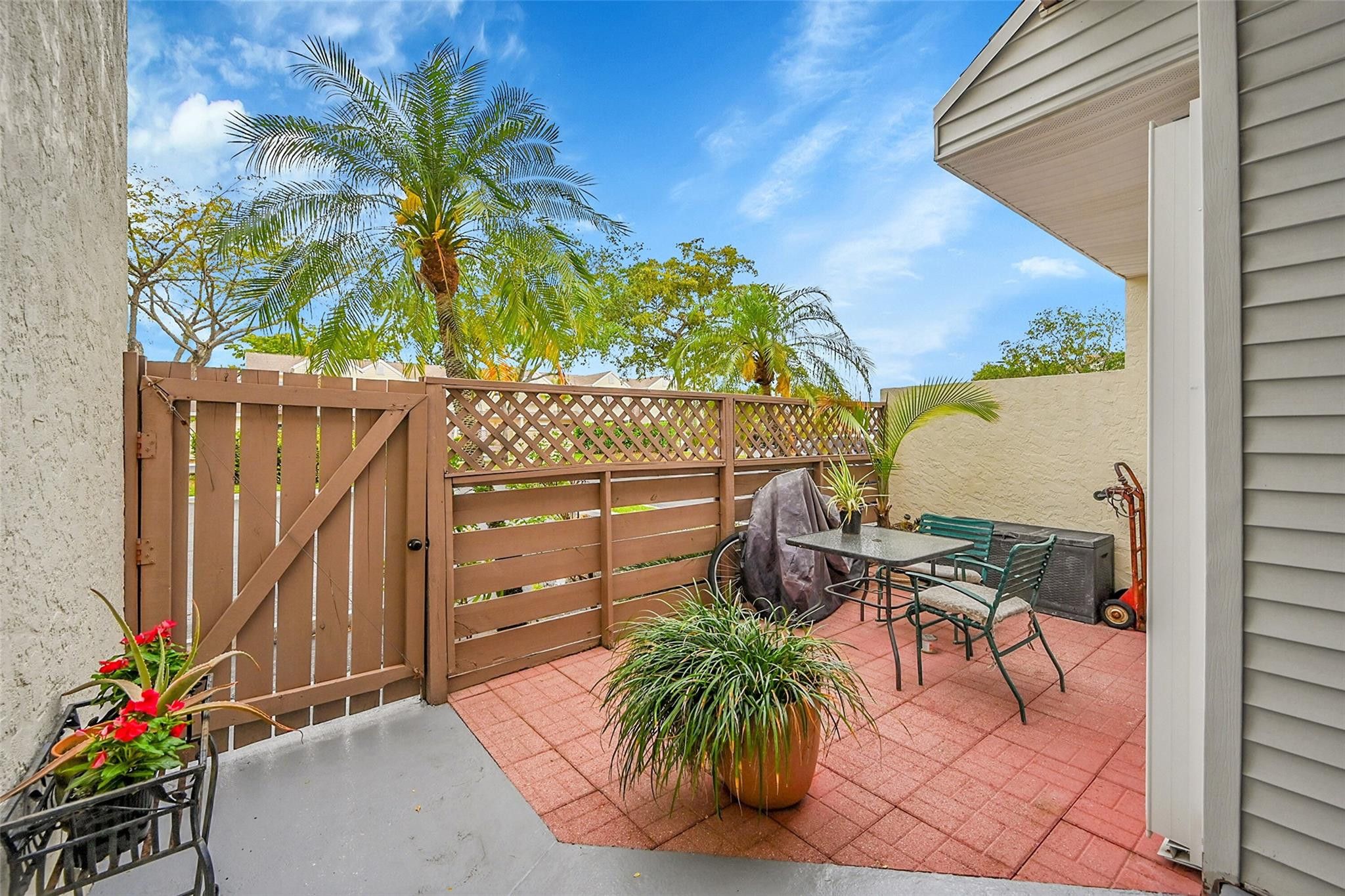 256 W Hemingway Cir