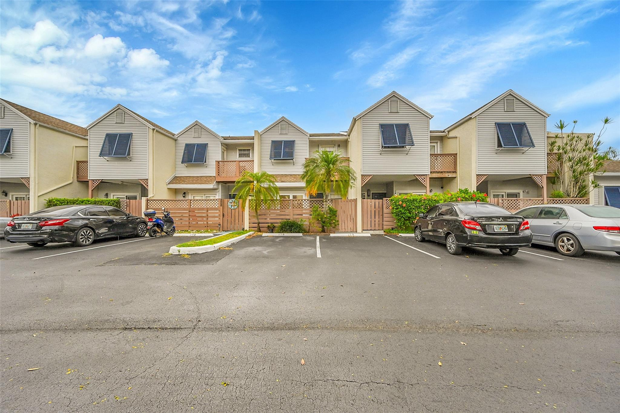 256 W Hemingway Cir