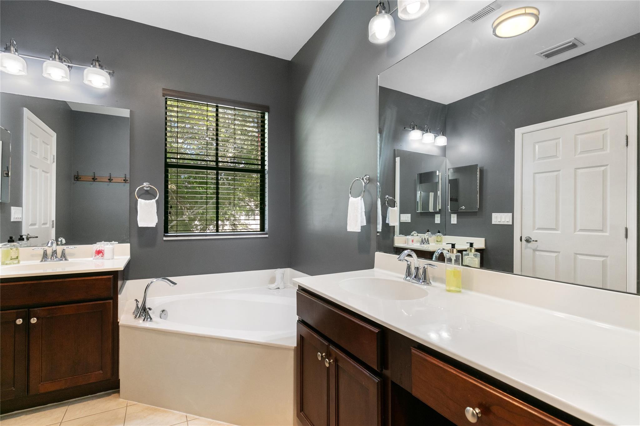 4751 Grand Cypress Cir N