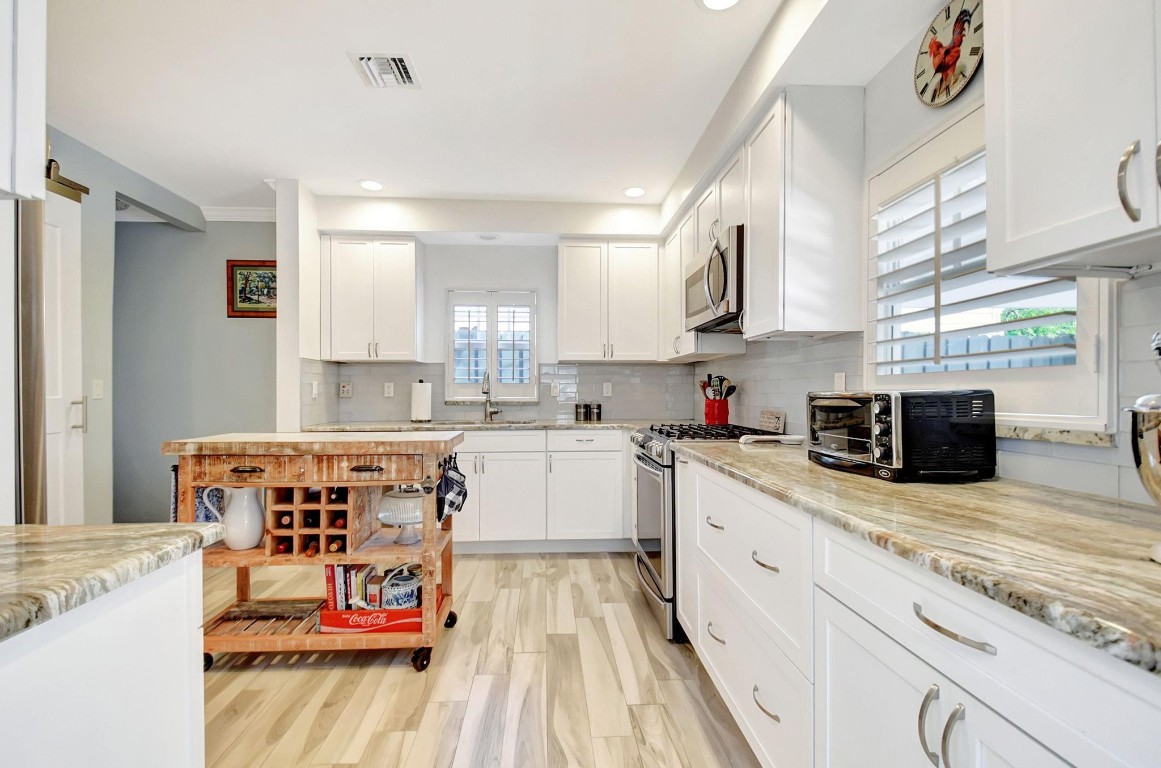 728 N Lakeside Drive