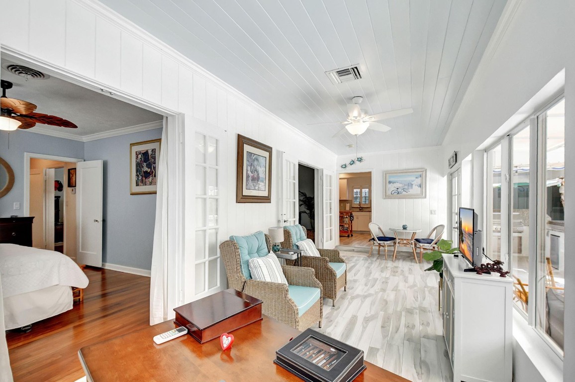 728 N Lakeside Drive