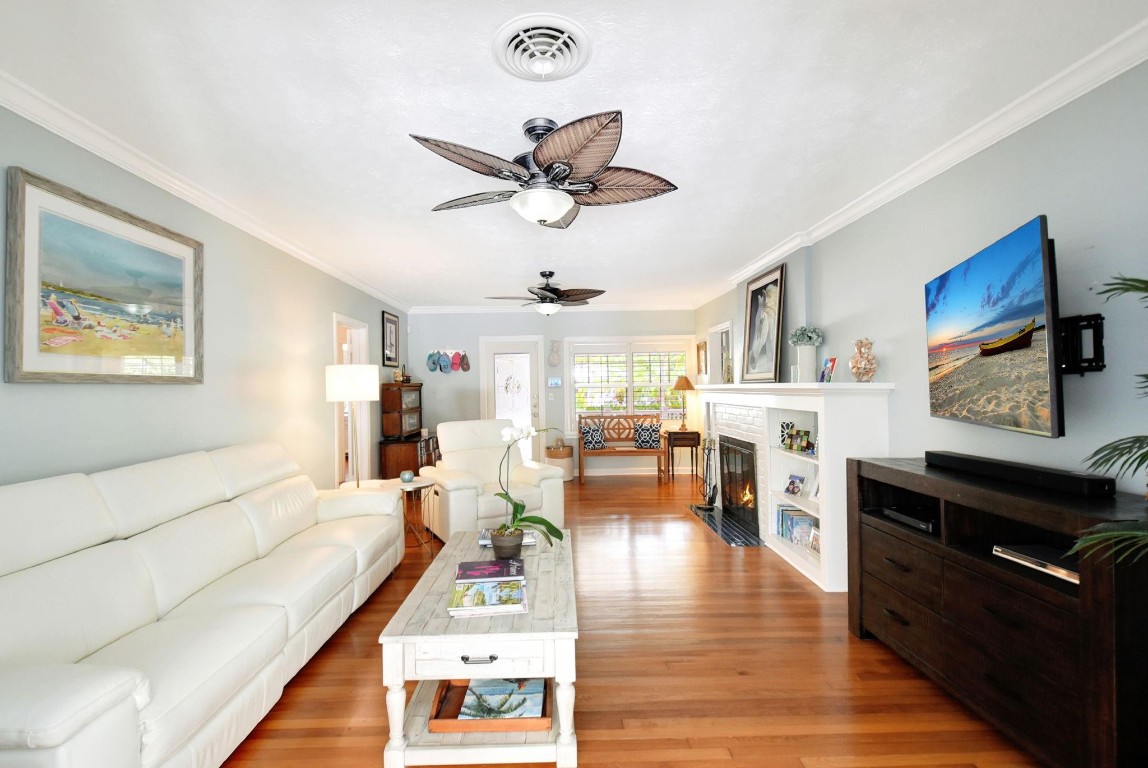 728 N Lakeside Drive