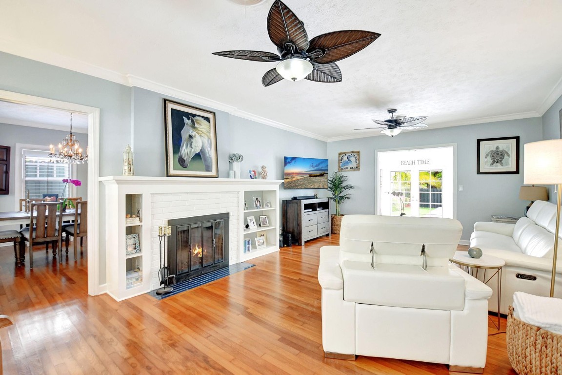 728 N Lakeside Drive