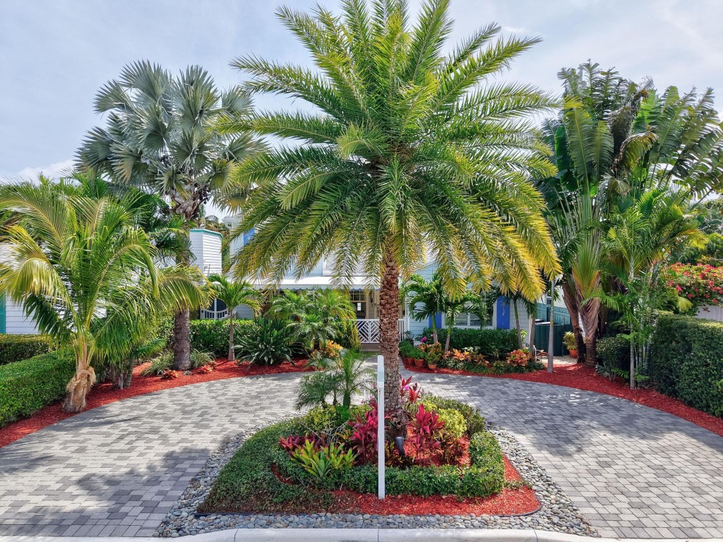 728 N Lakeside Drive