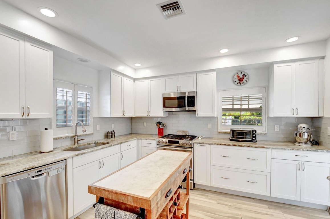 728 N Lakeside Drive