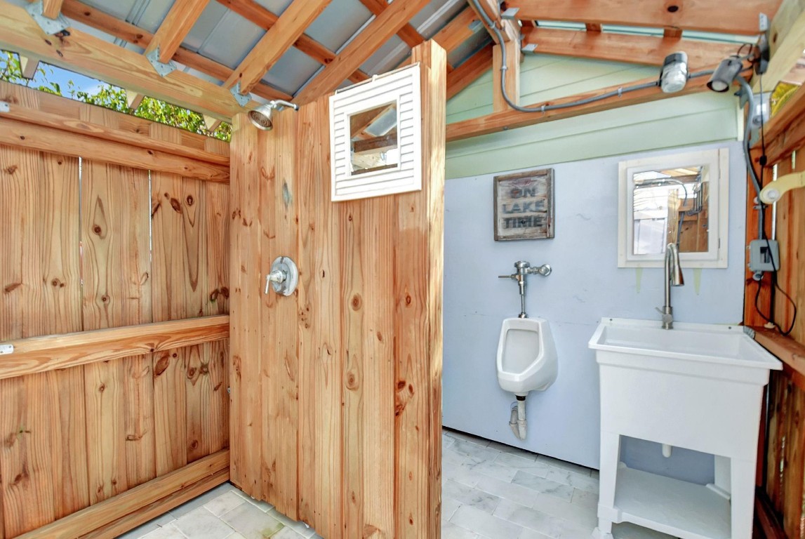 728 N Lakeside Drive