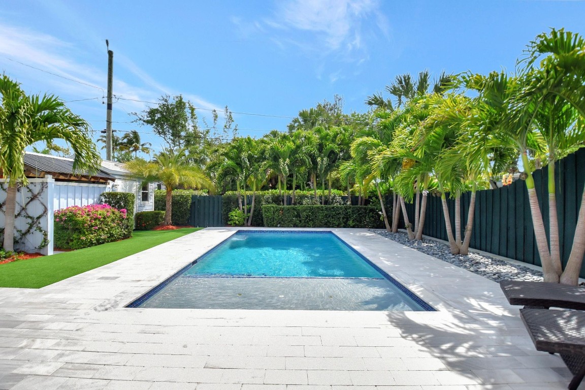 728 N Lakeside Drive