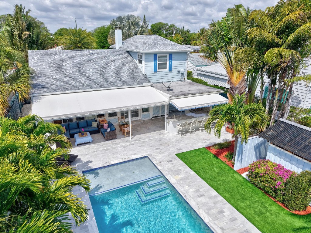 728 N Lakeside Drive