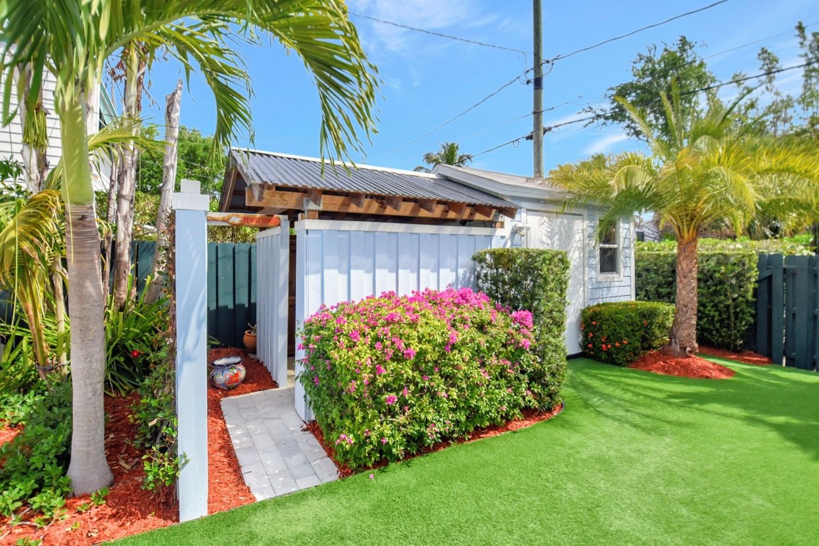 728 N Lakeside Drive