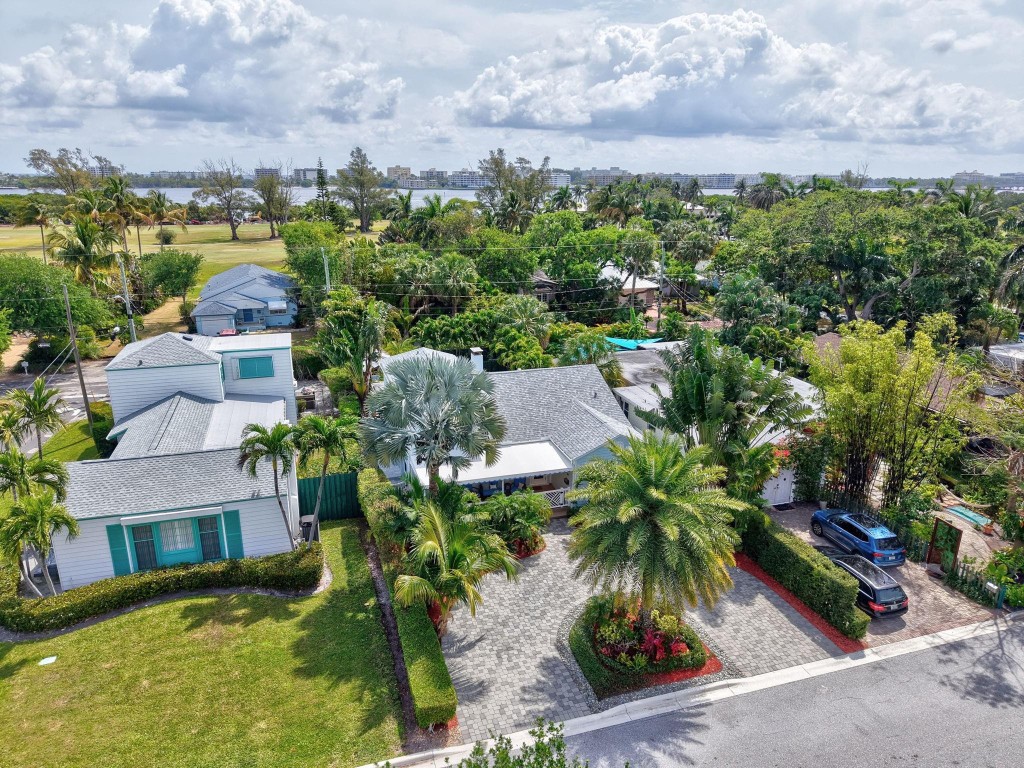 728 N Lakeside Drive