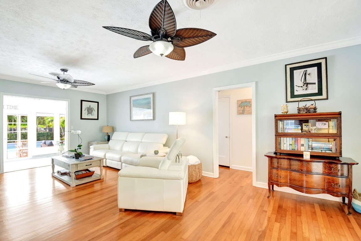 728 N Lakeside Drive