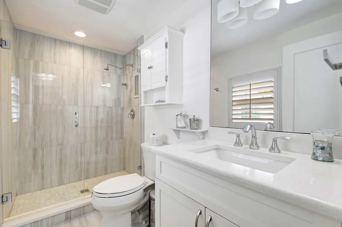 728 N Lakeside Drive