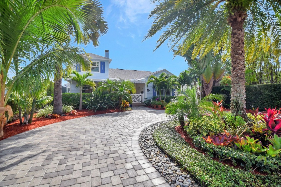 728 N Lakeside Drive