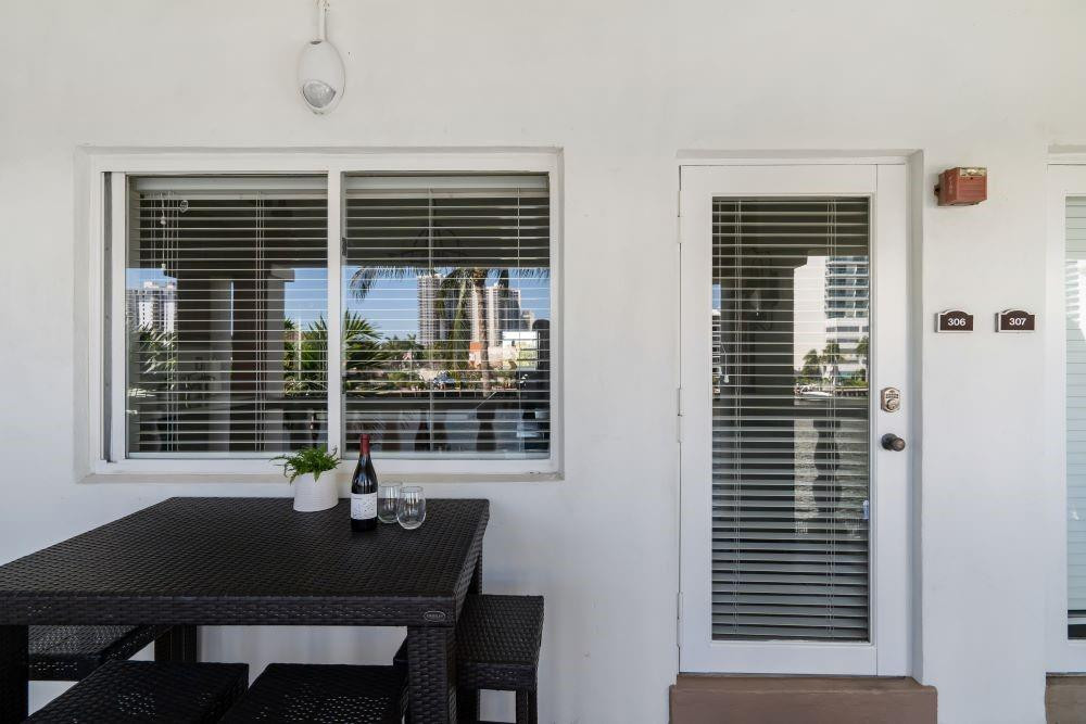 2895 NE 32 ST 306