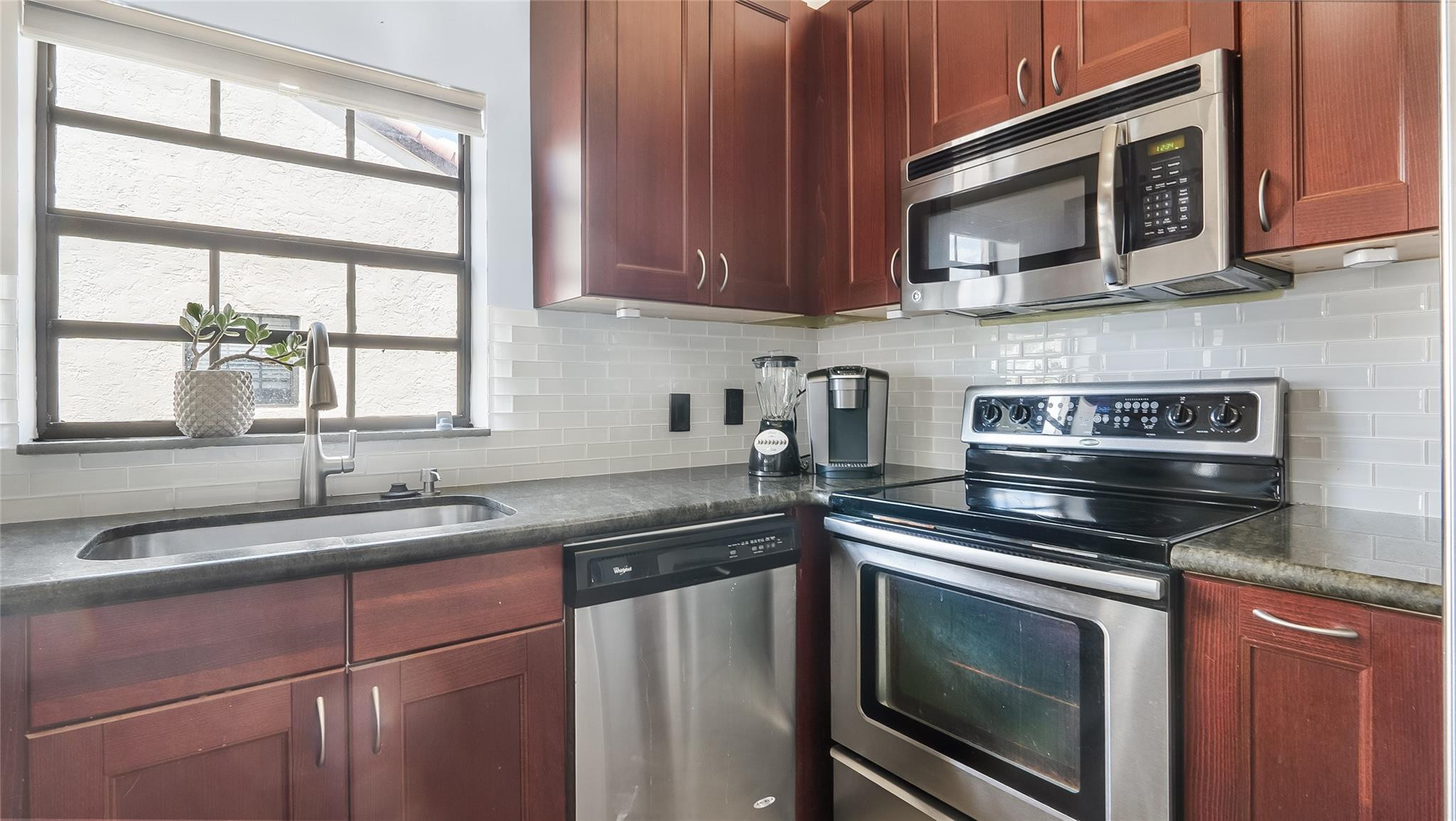 410 Freedom Ct 410