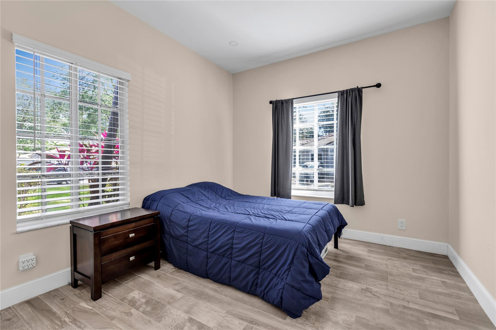 1245 SW 48th Ter 1245