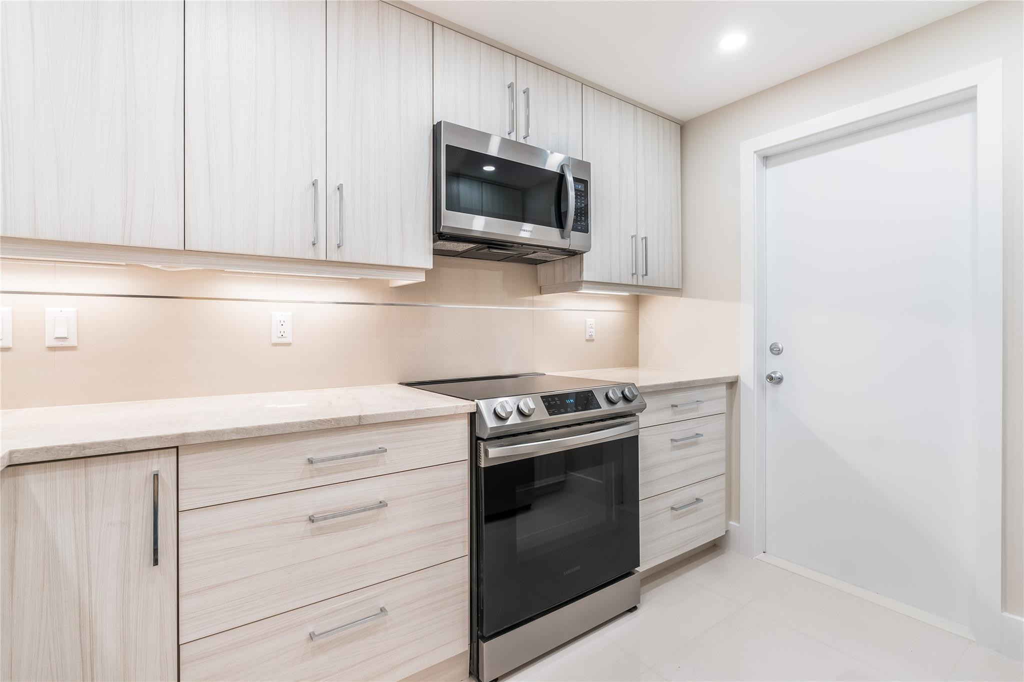 2950 N Palm Aire Dr 404