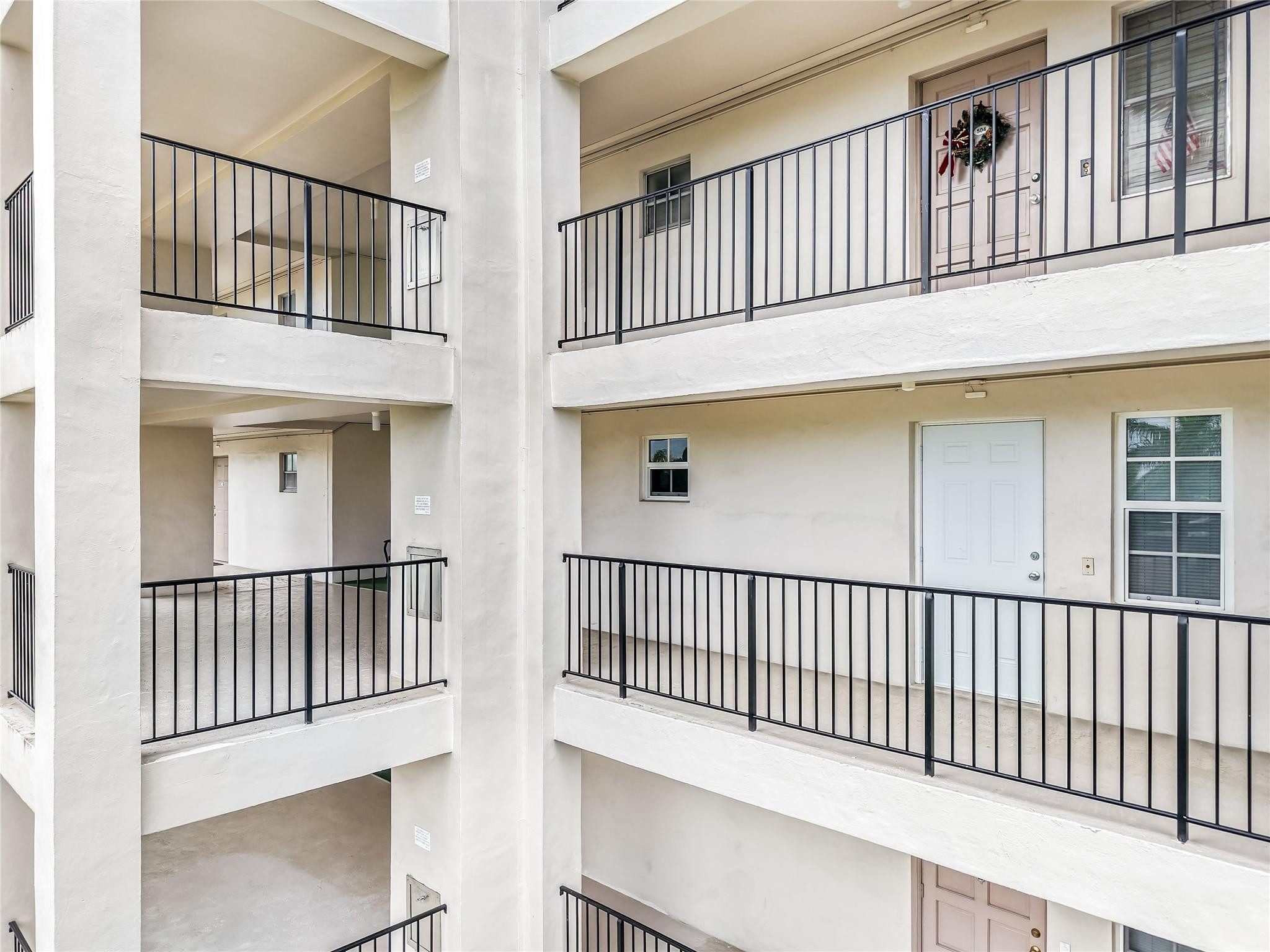 2950 N Palm Aire Dr 404