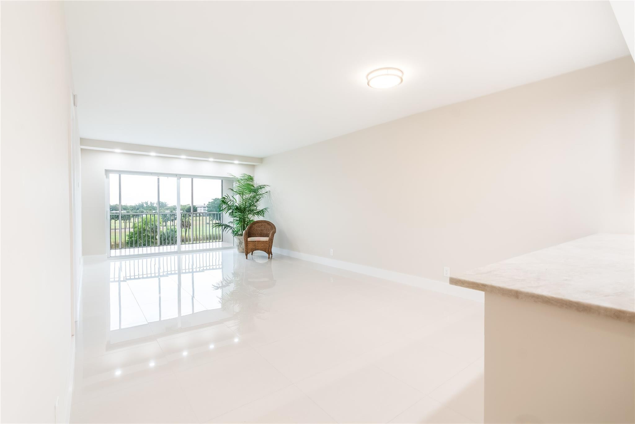 2950 N Palm Aire Dr 404