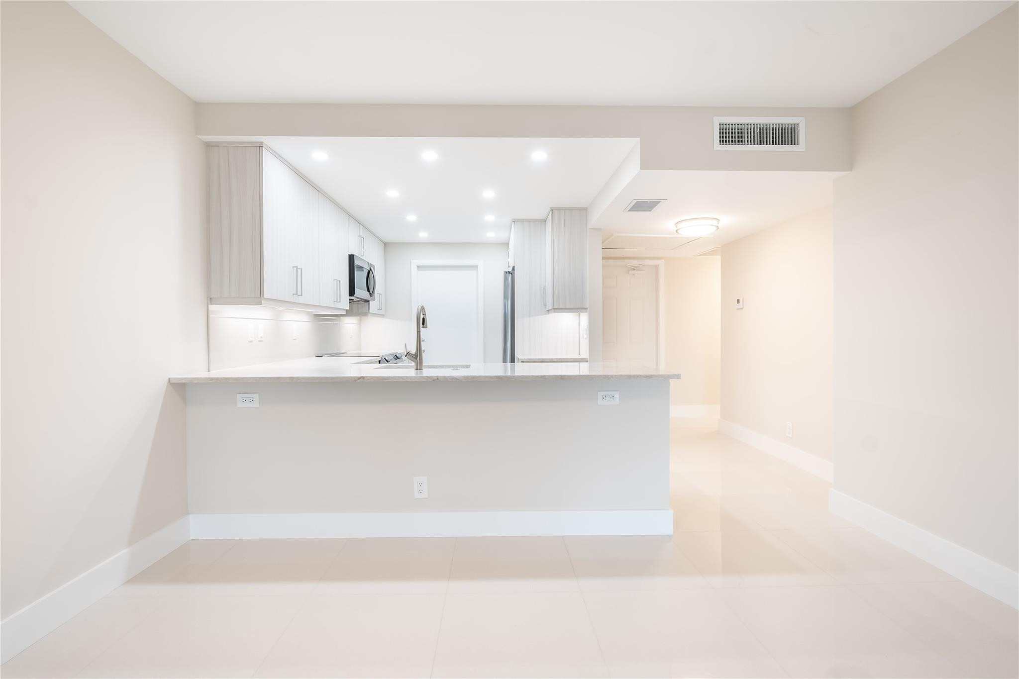 2950 N Palm Aire Dr 404