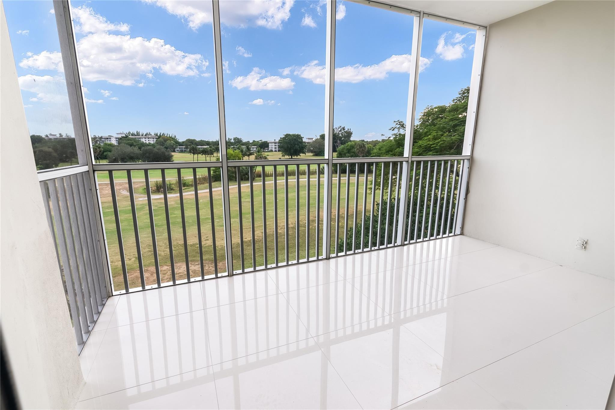 2950 N Palm Aire Dr 404