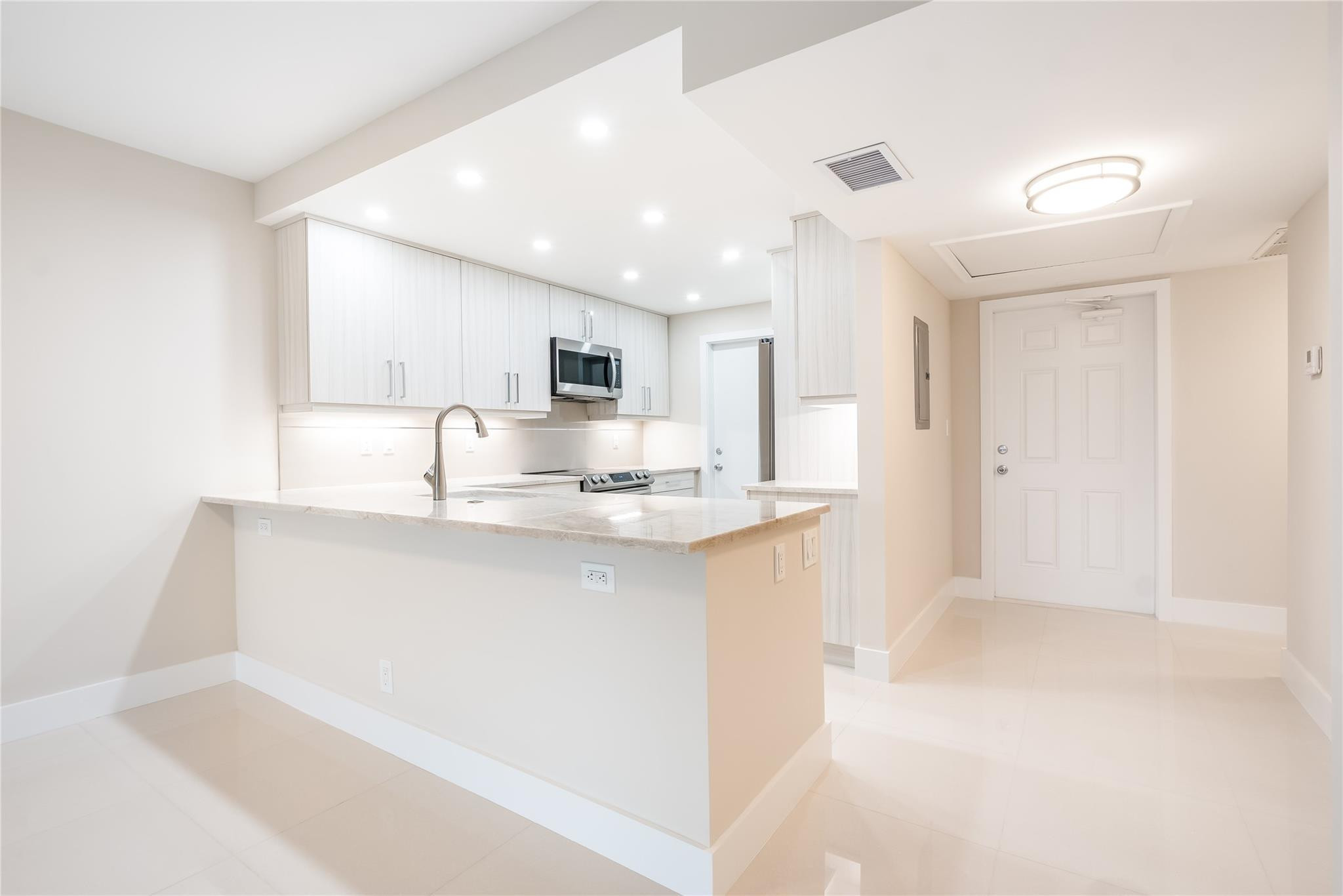 2950 N Palm Aire Dr 404