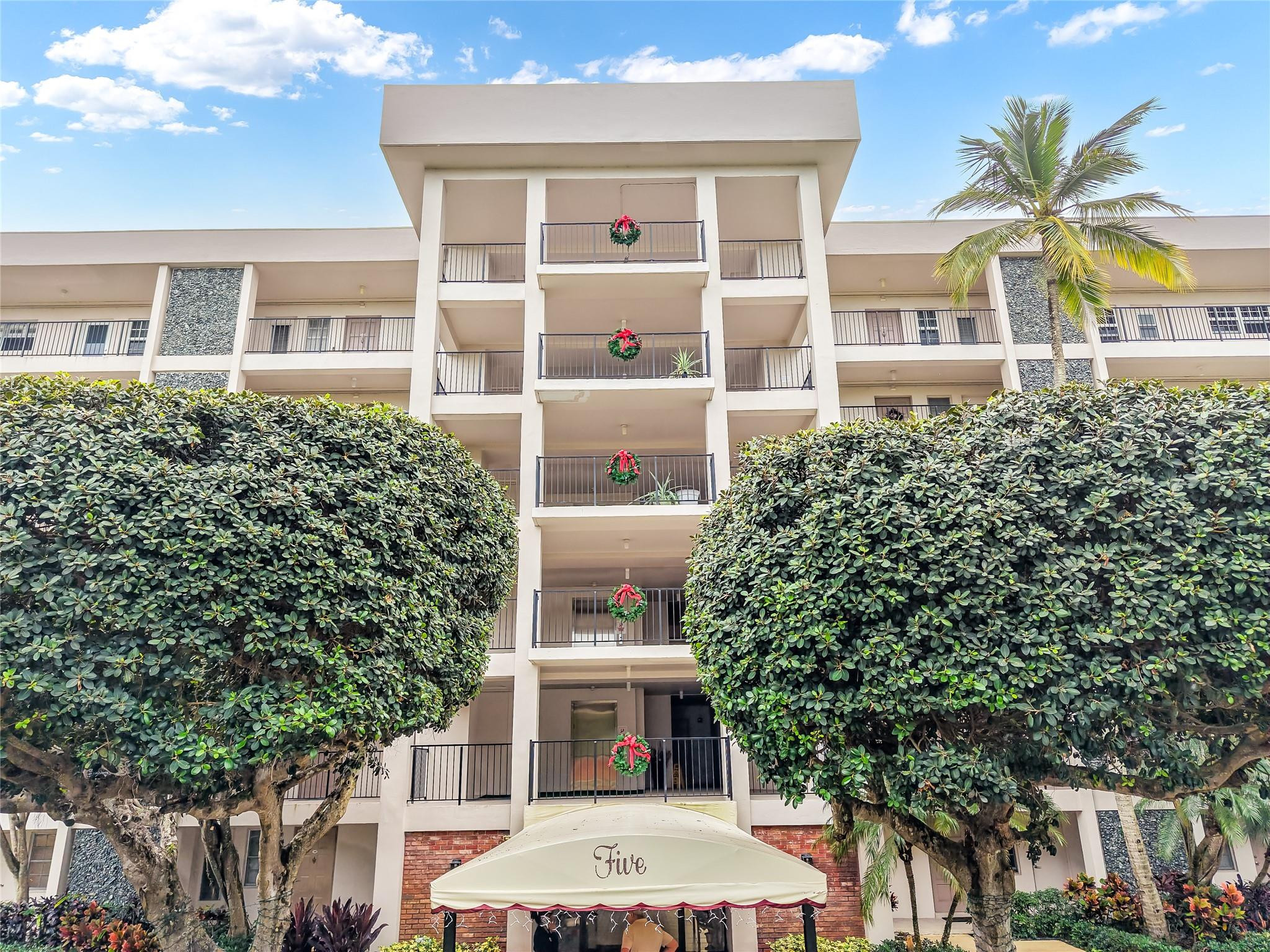 2950 N Palm Aire Dr 404