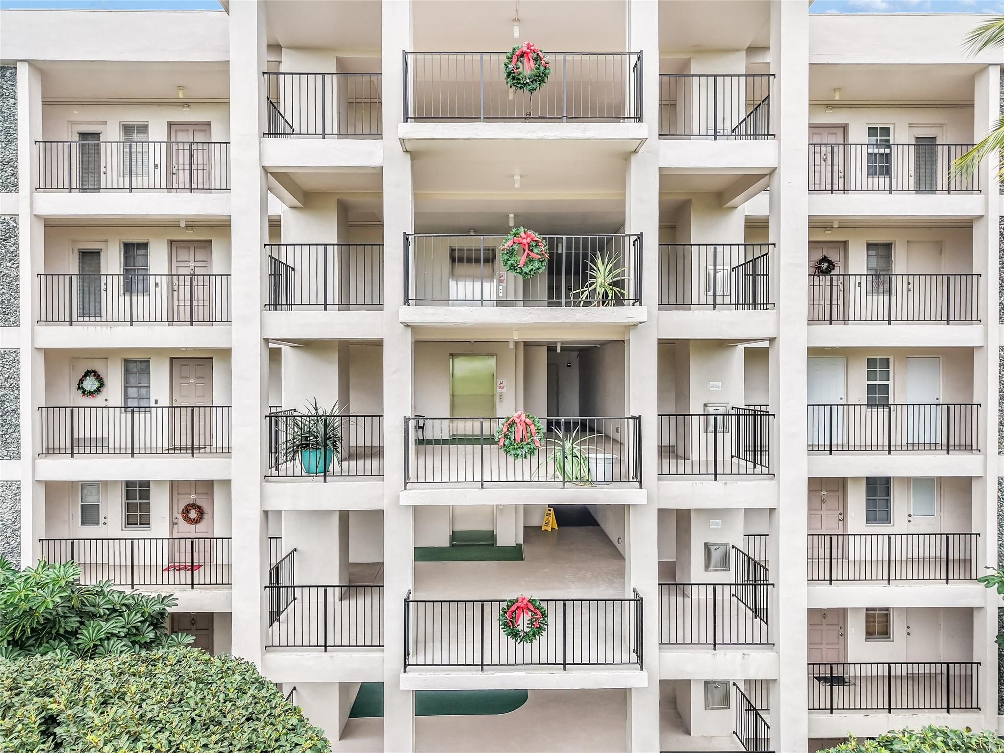 2950 N Palm Aire Dr 404