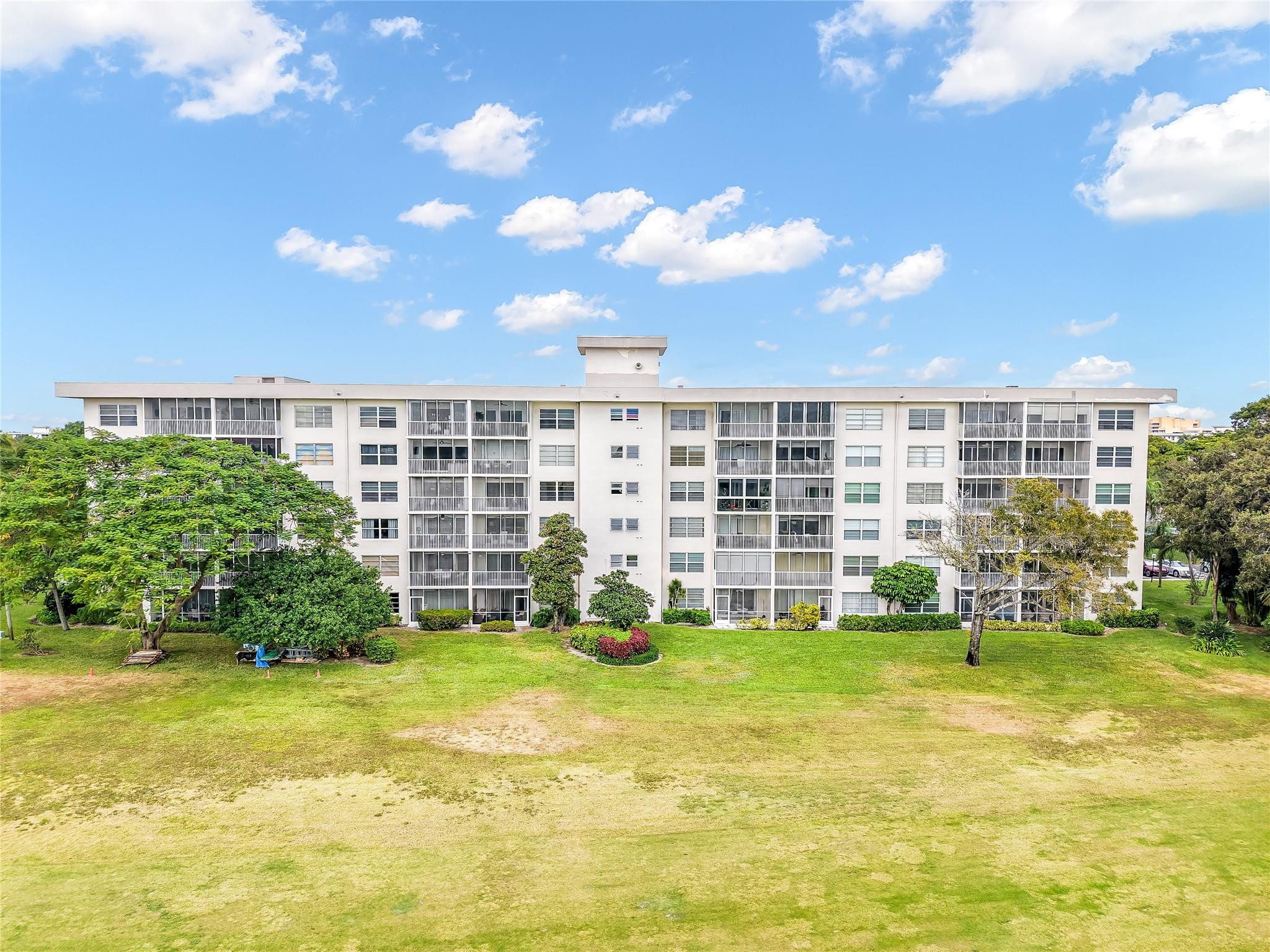 2950 N Palm Aire Dr 404