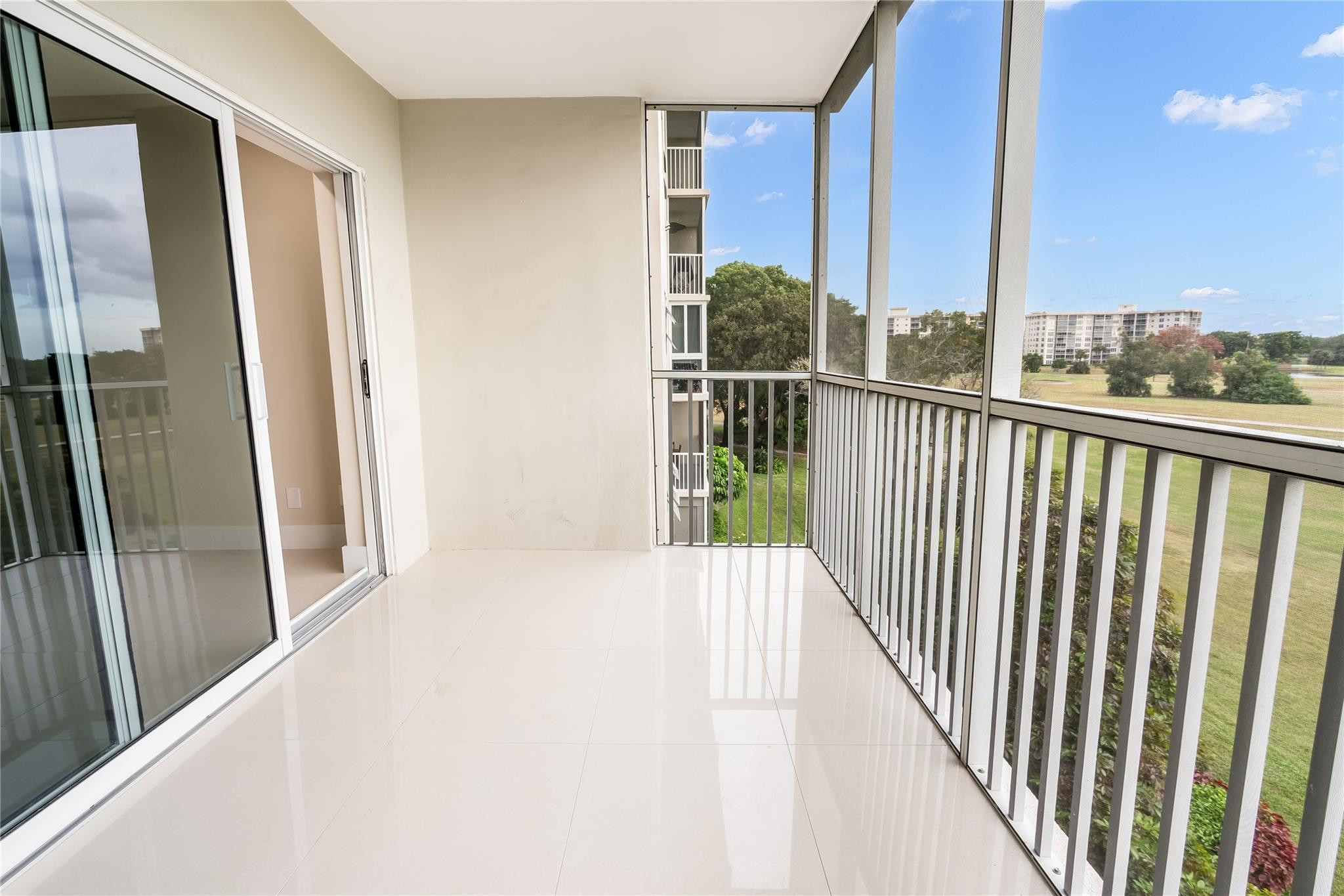 2950 N Palm Aire Dr 404