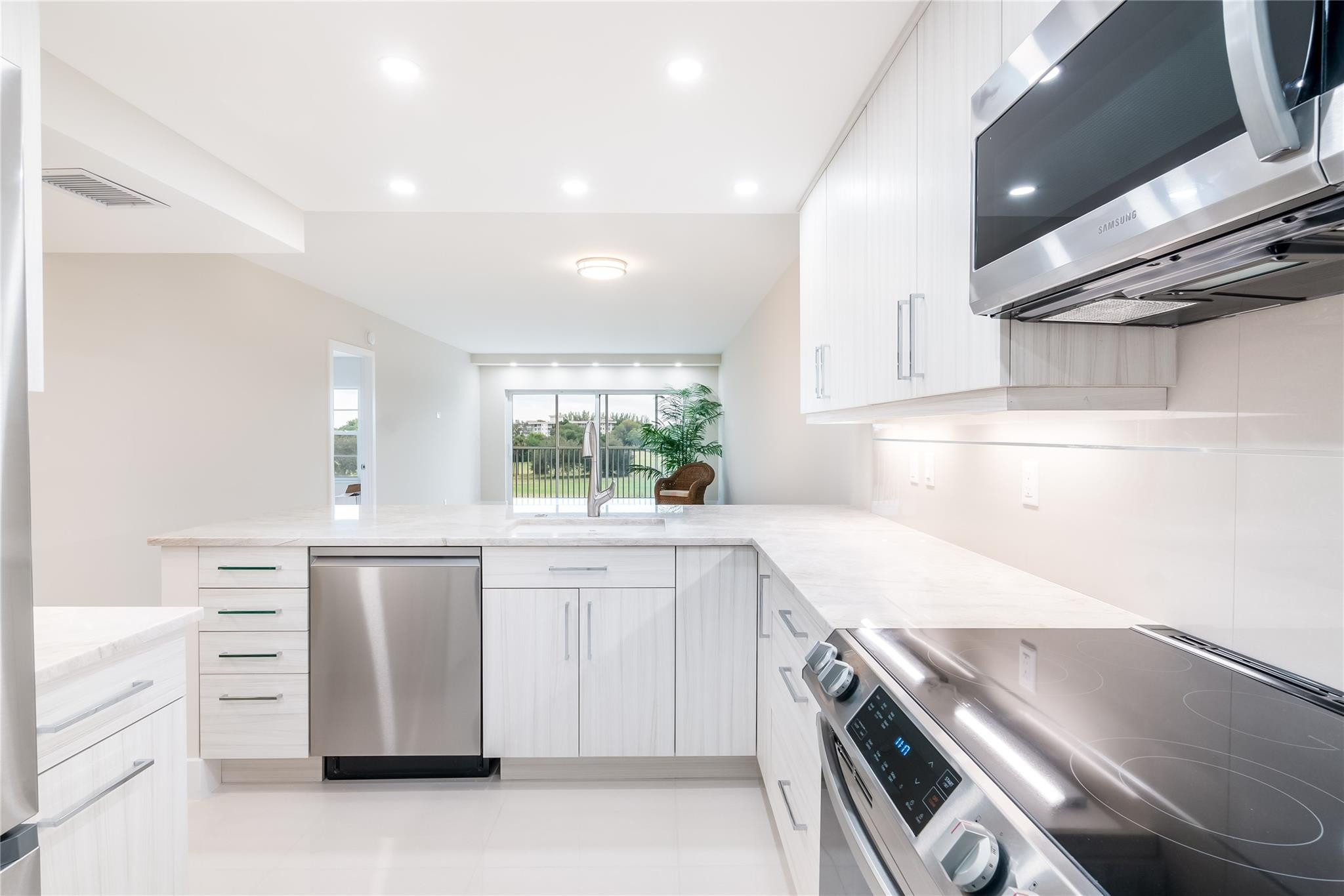 2950 N Palm Aire Dr 404