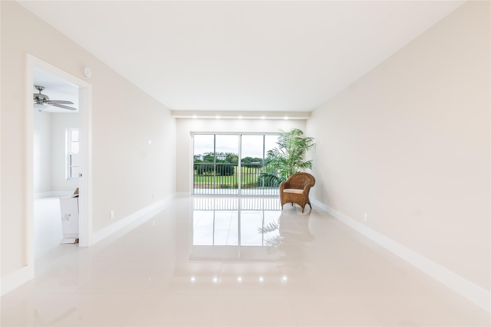 2950 N Palm Aire Dr 404