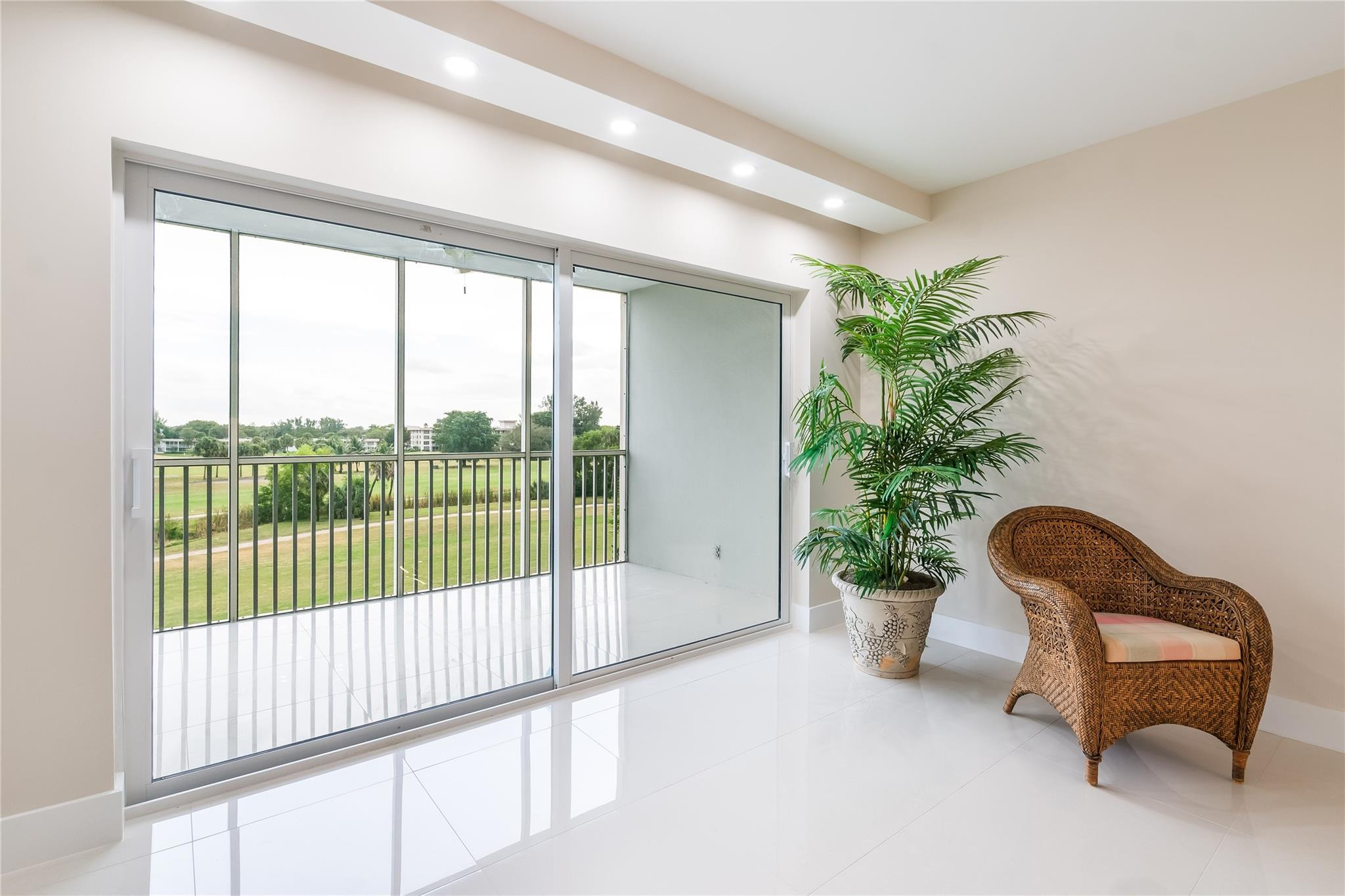 2950 N Palm Aire Dr 404