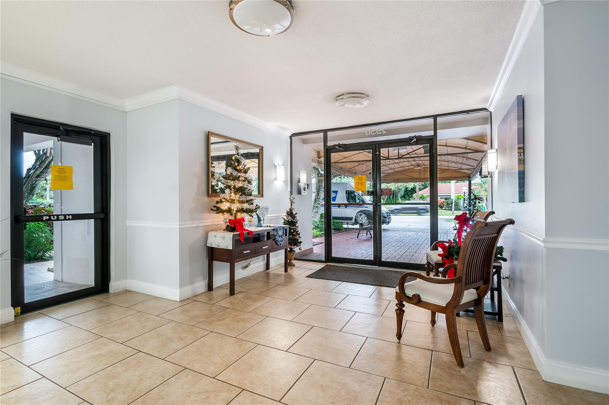 2950 N Palm Aire Dr 404