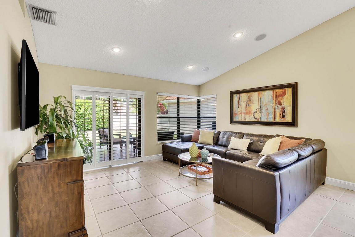 10552 Santa Laguna Dr