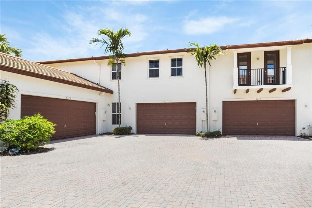 4742 Sierra Ln