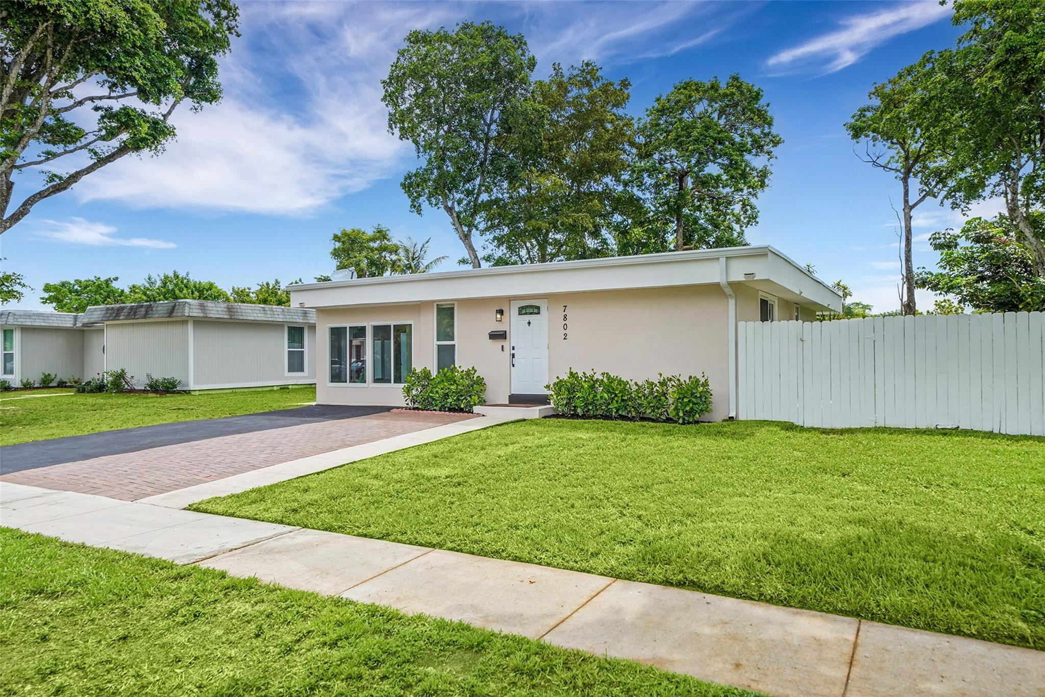7802 NW 75th Ave