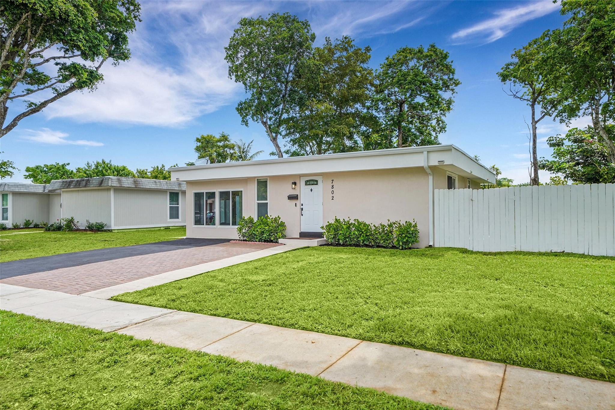 7802 NW 75th Ave