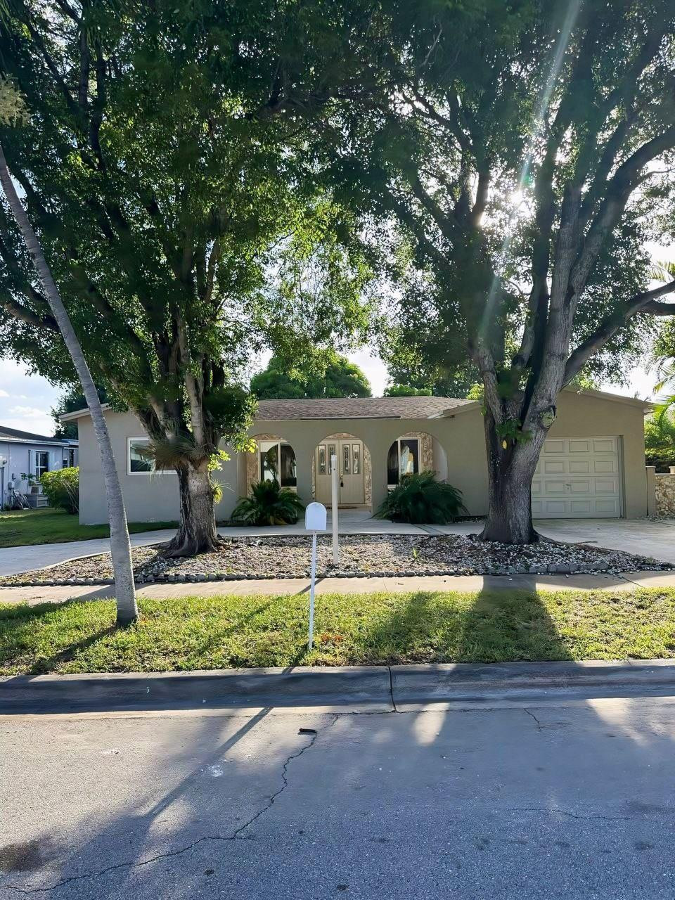 880 SW 49th Ter