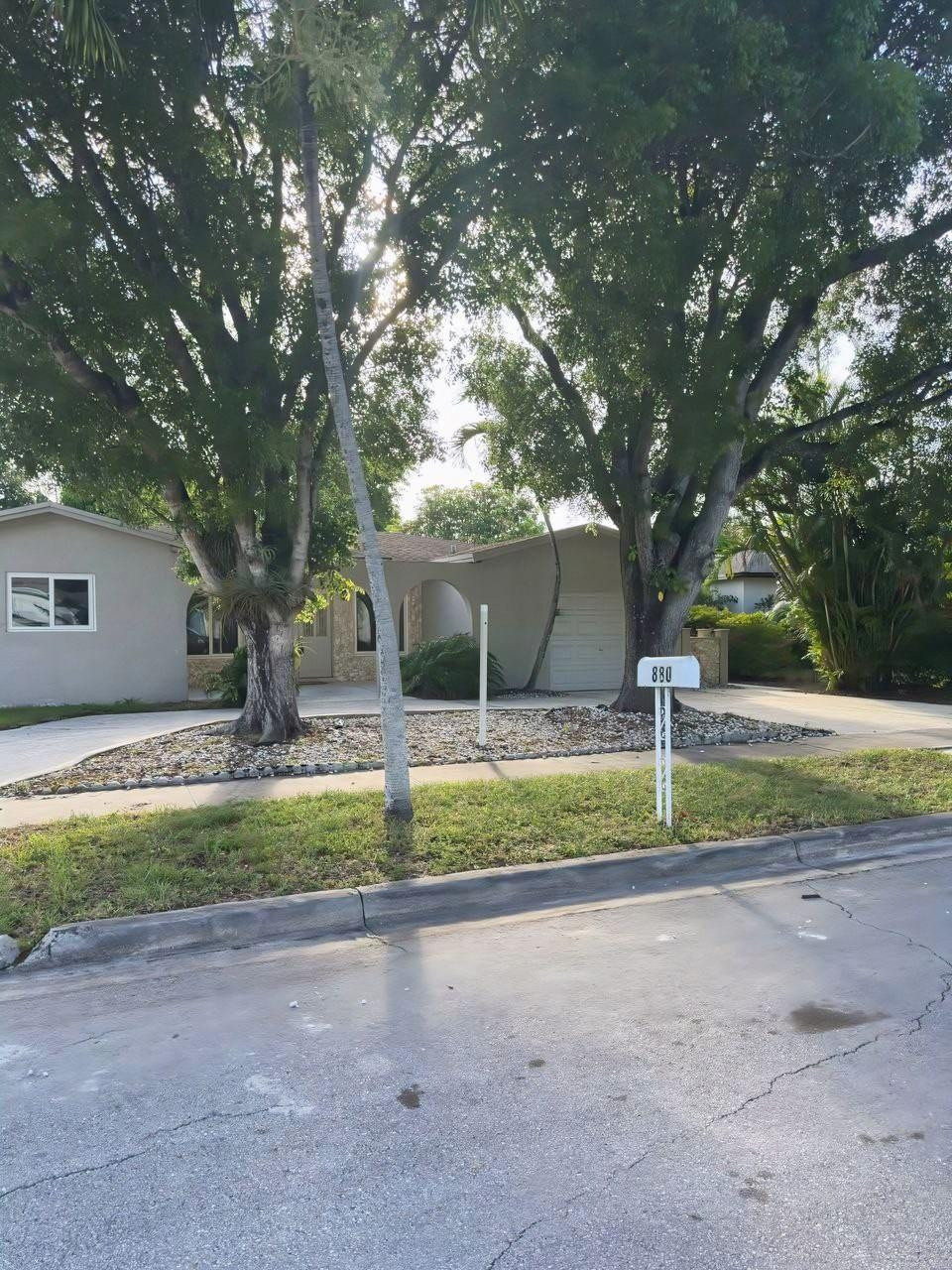 880 SW 49th Ter
