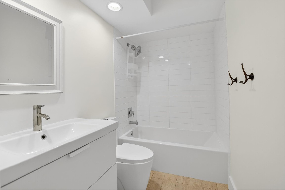 6805 Barbarossa St 6805