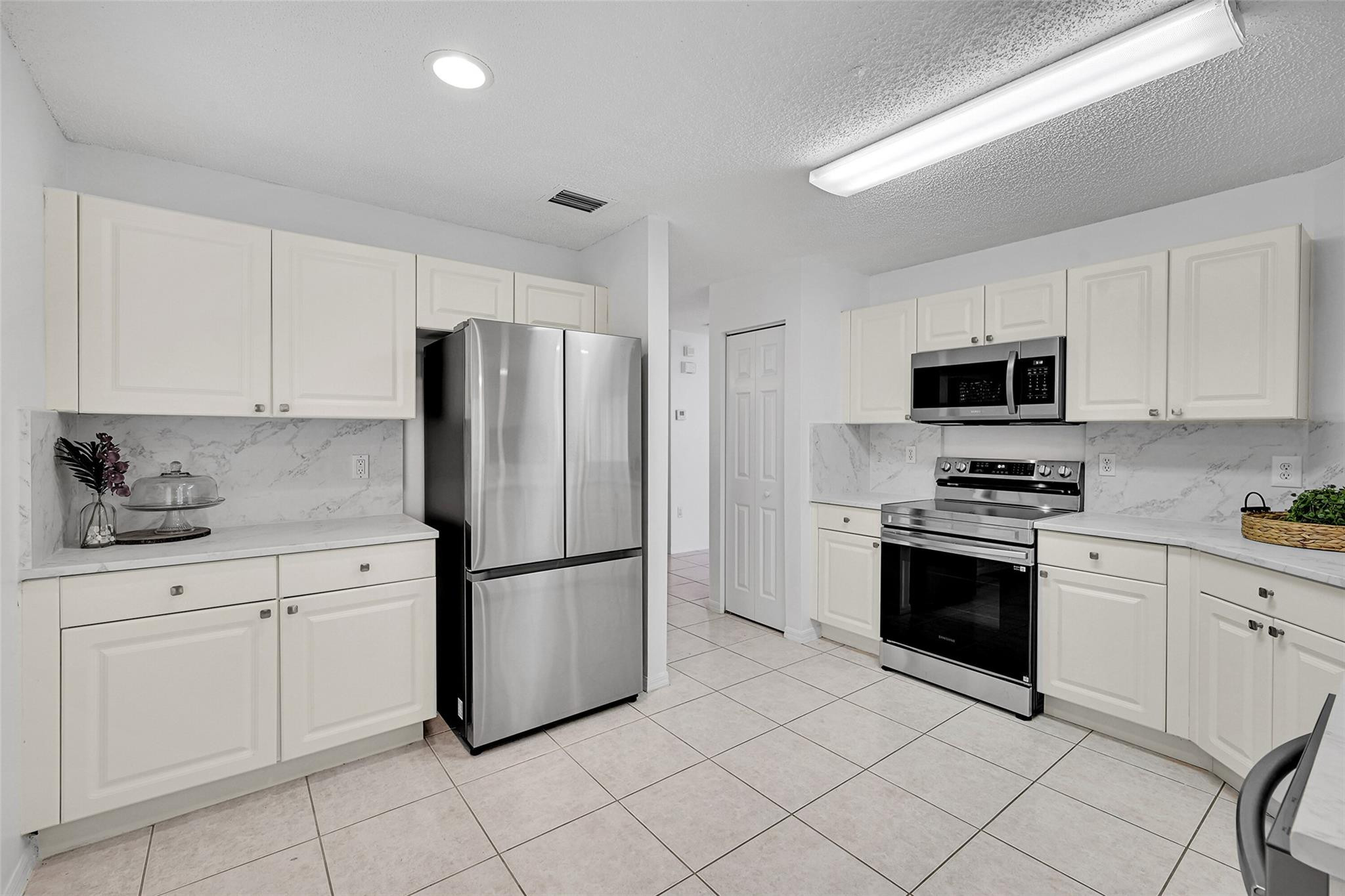 11600 NW 52nd Ct