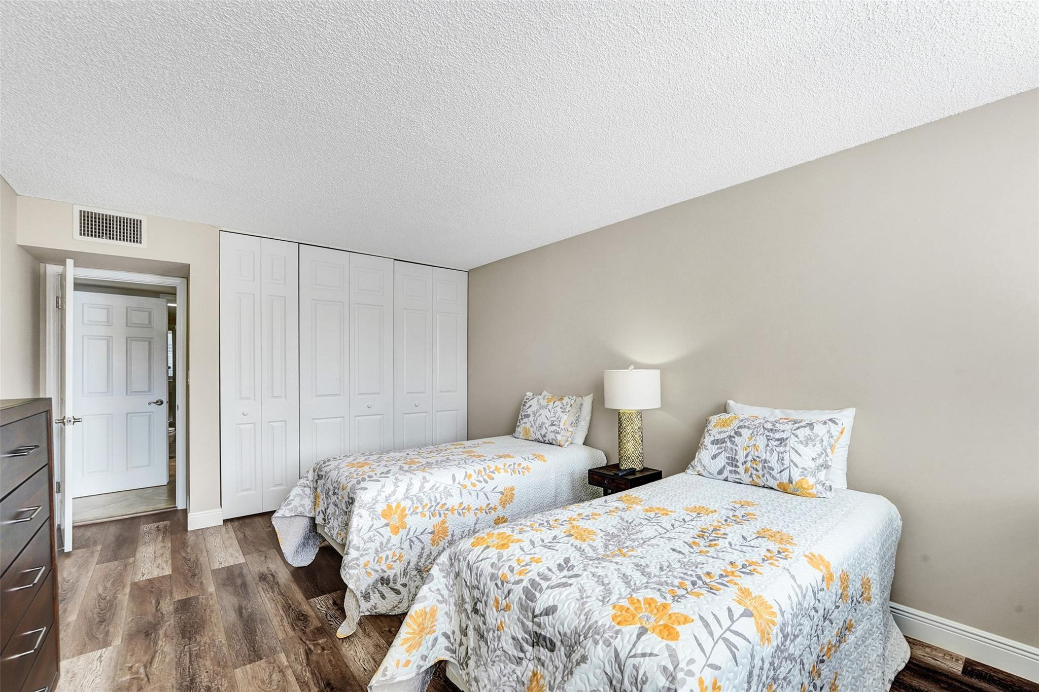 1149 Hillsboro Mile 904