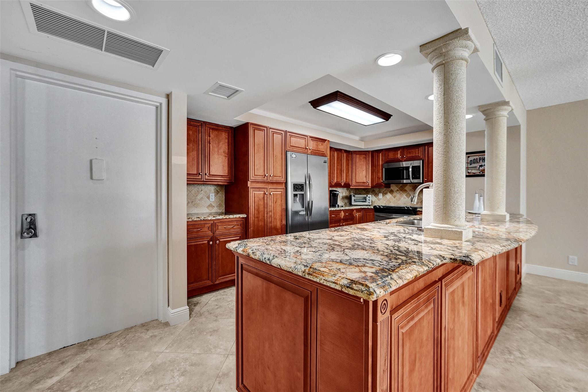 1149 Hillsboro Mile 904